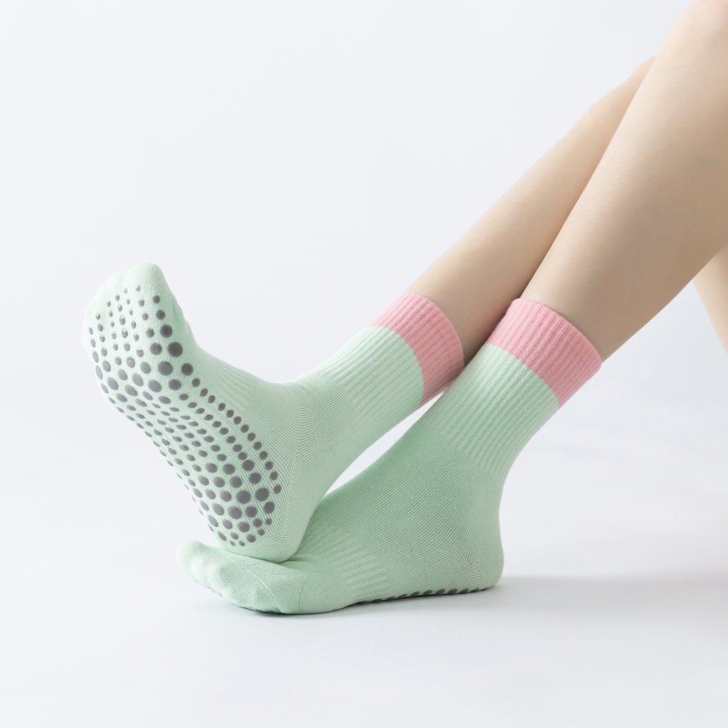 New autumn and winter two-color stitching yoga socks light-colored Pilates socks fitness non-slip breathable perspiration all-match four seasons
